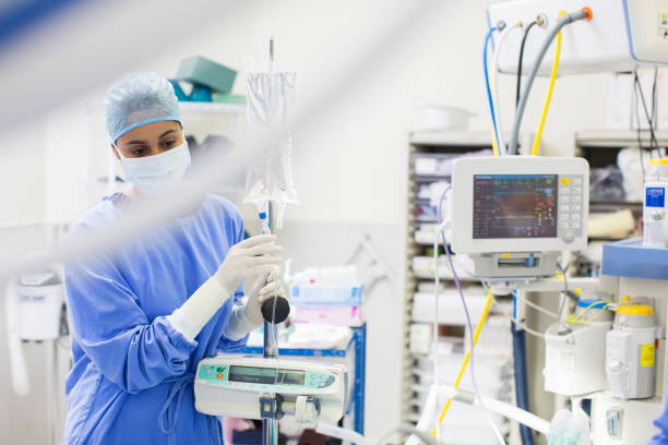 responsabilidad medica responsabilidad medica. Enfermera comprobando aparatos en quirofano