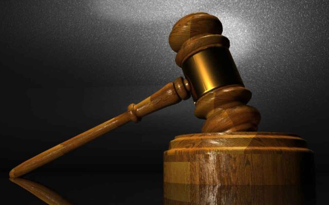 Mazo de juez representado el derecho penal