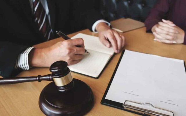 abogados de derecho laboral firmando acuerdos